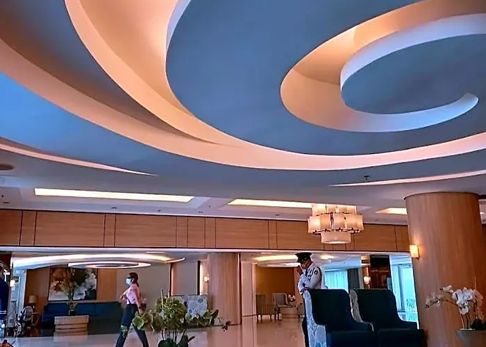 Awesome Location, Walking Distance To Mall Of *
